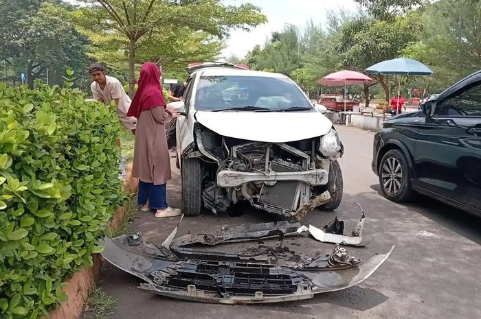 Daihatsu Sigra rontok bumper depan usai sundul trotoar saat sopir sedang latihan nyetir