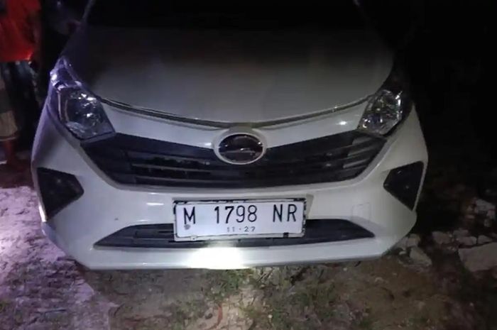Daihatsu Sigra yang terpakir tak jauh dari penemuan jasad pria di Madura. Diduga mobil rental yang dipakai korban sebelum kejadian