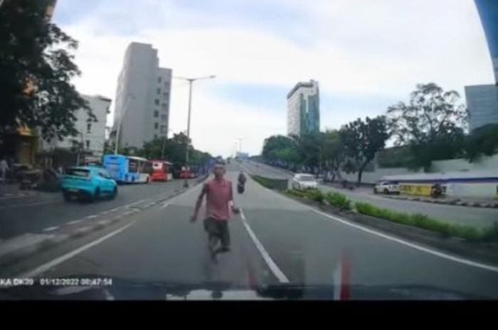 Pria kebal hukum tabrakan diri ke mobil di flyover Tanah Abang, Jakarta Pusat