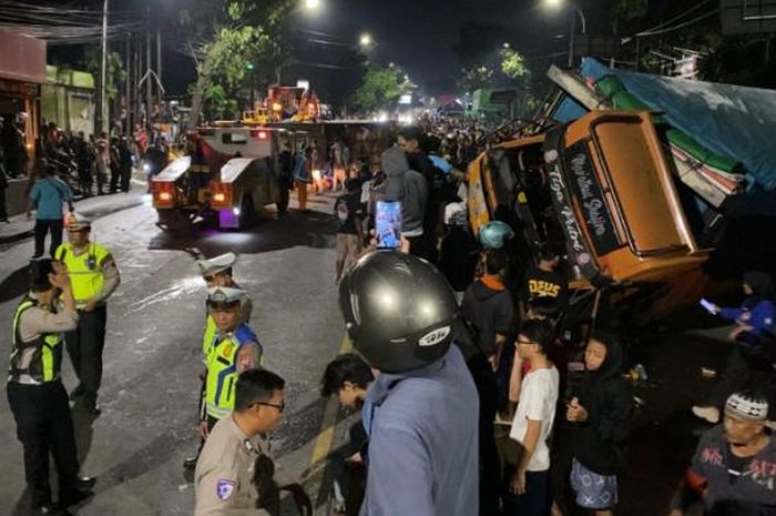 Truk muat rongsokan tabrak Avanza dan truk boks di Banyumanik, Semarang