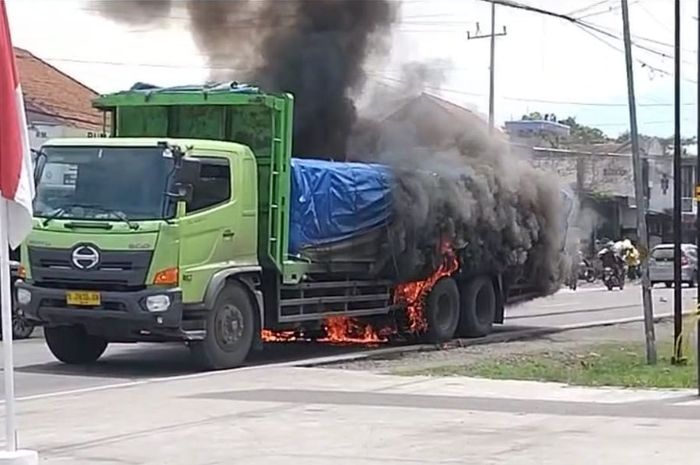 Honda Verza membara di kolong truk muat semen. Warga sekitar kejadian dibuat panik