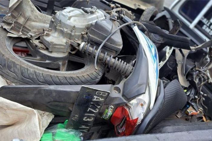 Kondisi Honda BeAT yang terlibat kecelakaan dengan Mazda 2 di Payakumbuh, Sumbar