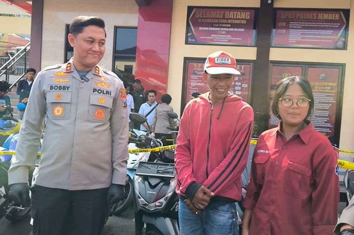 Sherly Redikta, mahasiswi Politeknik Negeri Jember datangi Polres Jember untuk mengambil Honda BeAT Street miliknya yang sempat hilang dicuri