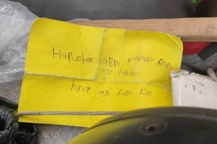 Secarik wasiat permintaan maaf yang ditemukan di atas jok motor tak bertuan di jembatan sungai Cisokan, Sukaluyu, Cianjur, Jawa Barat