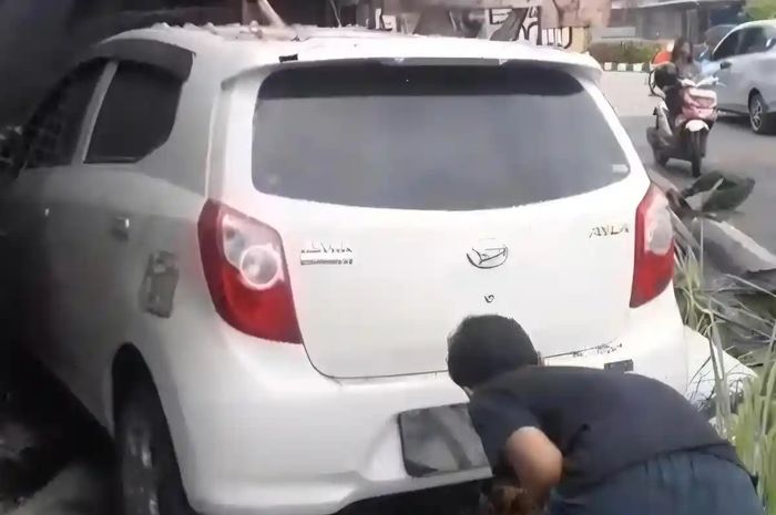Daihatsu Ayla terjang ruko kosng di Purwokerto, sopi ketiban apes usai putar balik