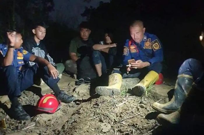 Tiga pemotor nyasar di perbukitan gelap di Bogor. Apes bensin habis 