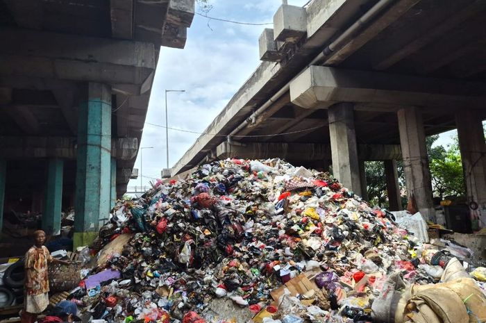 Bukit sampah di kolong tol Wiyoto Wiyono wilayah RT 06 RW 05, Sungai Bambu, Tanjung Priok, Jakarta Utara.