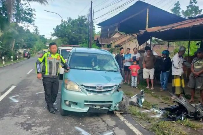 Daihatsu Xenia kerkoyak wajah kiri usai disambar keras Aerox yang dibawa seorang pelajar 