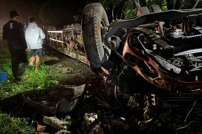 Truk kontainer alami kecelakaan maut di  depan Makam Simpang Empat Aulia, Kelurahan Kecandran, Kecamatan Sidomukti, Kota Salatiga, Rabu (12/11/2025) petang. 
