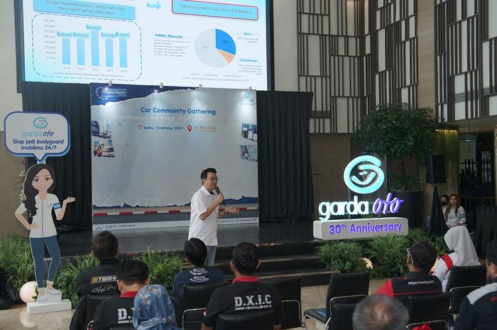 Retail Technical Analyst Asuransi Astra, Wirawan Prasetyo menyampaikan materinya mengenai insurance knowledge untuk para komunitas mobil rekanan Garda Oto guna meningkatkan pemahaman seputar perlindungan bagi aset kendaraan yang mana sesuai dengan arahan Otoritas Jasa Keuangan (OJK) dalam meningkatkan literasi keuangan khususnya asuransi Masyarakat.