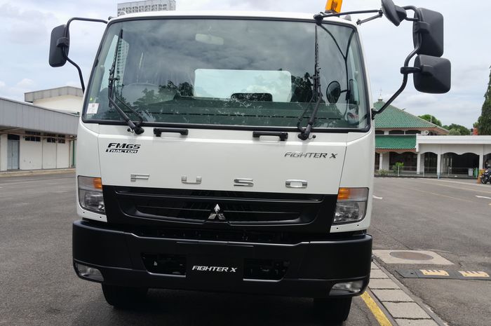 Tampilan depan Fighter X FM65F Tractor Head 4x2