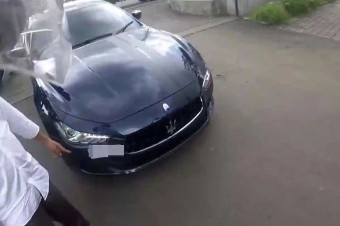 Viral video polisi diberi uang pelicin oleh pengemudi mobil mewah tapi ogah. Begini endingnya