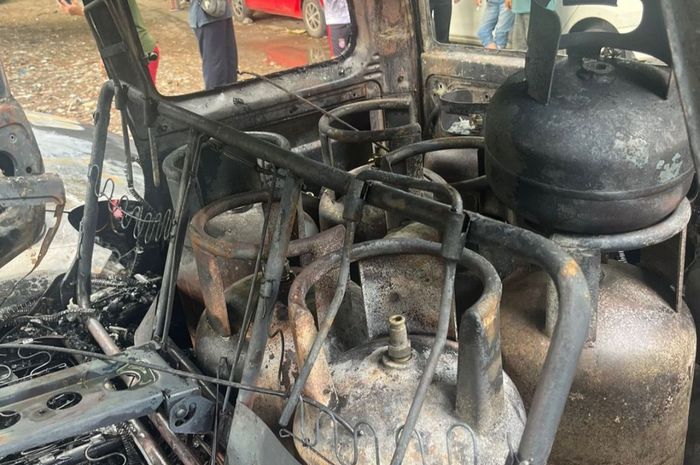 Kondisi kabin Toyota Kijang G berisi tabung gas yang diduga jadi pemicu kebakaran di kolong rel kereta api jalan raya Karang Anyar, Sawah Besar, Jakarta Pusat