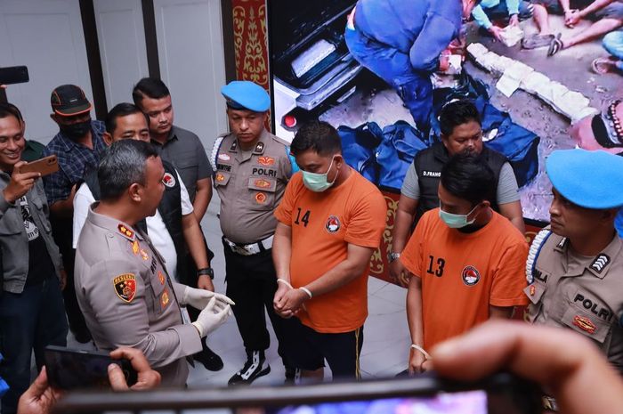 Dua kurir yang mengangkut sabu seberat 76 kg menggunakan NissanX-Trail di Asahan, Sumatera Utara