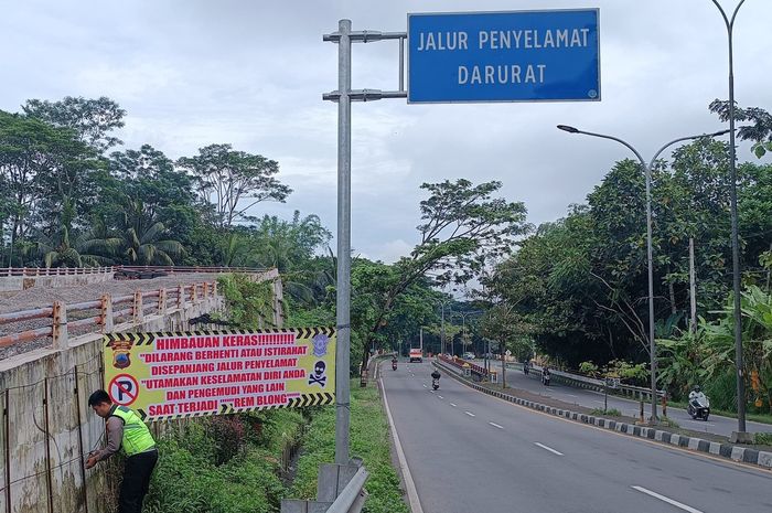 Pemasangan spanduk dilarang parkir atau berhenti di jalur penyelamat
