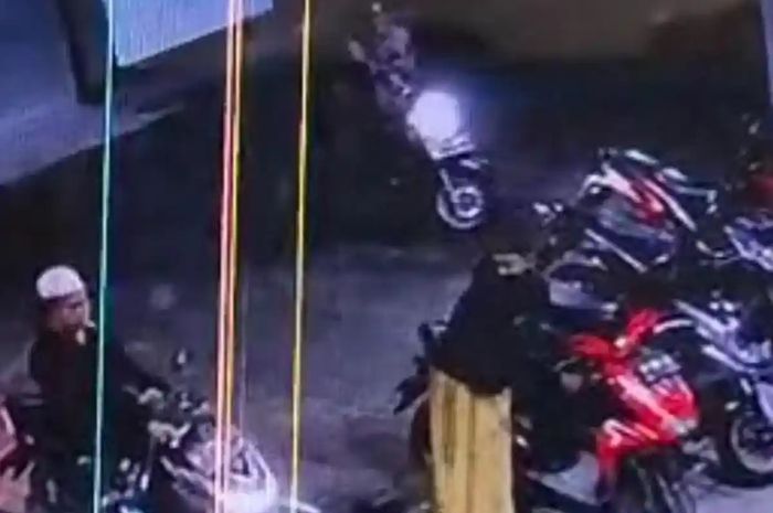 Honda Vario dan BeAT jadi sasaranmaling dengan modus Salat Subuh. 