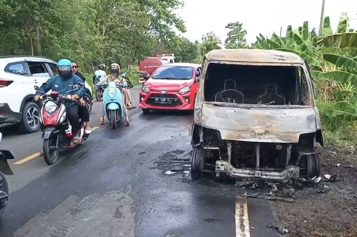Kondisi Daihatsu Gran Max pengangkut uang Rp 4,6 miliar milik BNI yang terbakar habis di jalan raya Majene-Mamuju, desa Palippis, Balanipa, Polewali Mandar, Sulawesi Barat, (12/11/25) kemarin. 
