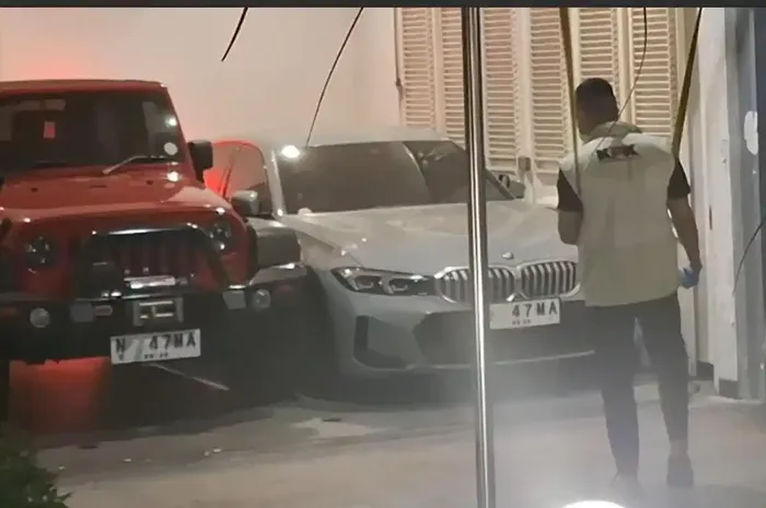 Jeep Wrangler Rubicon dan BMW Seri 3 milik Dirut RSUD dr Harjono Ponorogo, Yunus Mahatma yang disita tim penyidik KPK