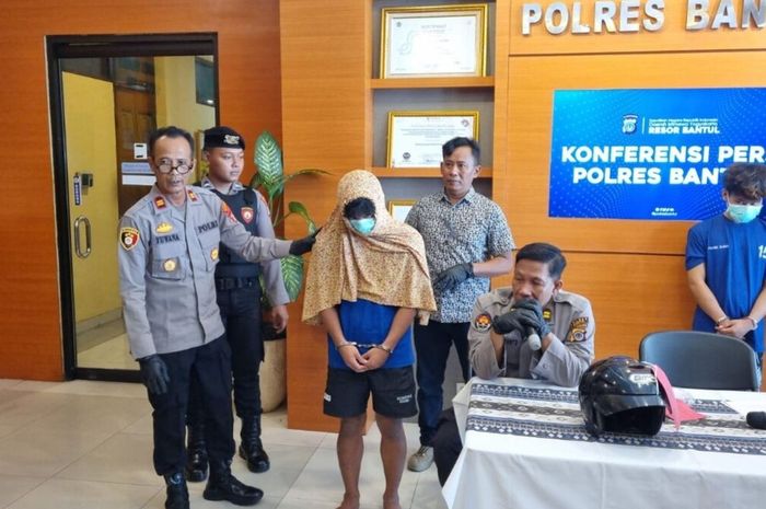 Konferensi Pers pelaku pencurian motor modus pakai kerudung di Mapolres Bantul
