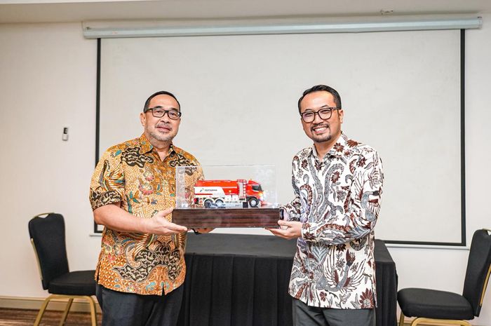 Sales Director HMSI, Susilo Darmawan (kiri) menandatangani MoU Program General Maintenance bersana Direktur Utama Pertamina Patra Niaga, Mars Ega Legowo Putra