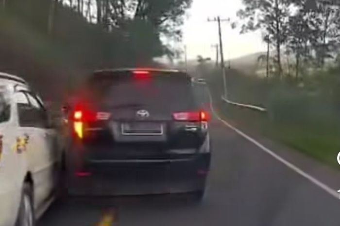 Daihatsu Terios terlibat kejar-kejaran dengan mobil polisi usai diketahui angkut barang panas seberat ratusan kilogram