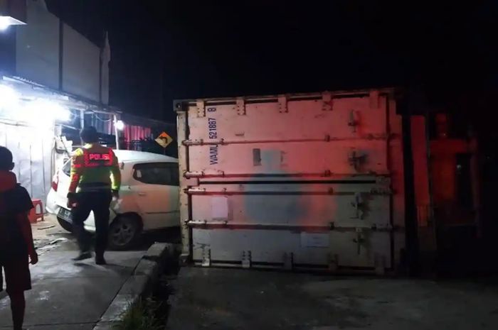 Daihatsu Ayla dan Honda CBR pasrah tertimpa truk kontainer. 