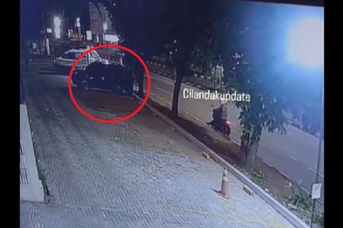 maling modus pecah kaca mobil di Jaksel terekam CCTV