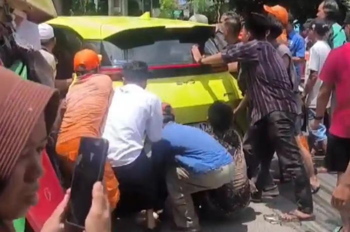BYD Atto 1 terjang gerobak pedagang dan dua motor di Tanjung Priok, jakarta Utara 