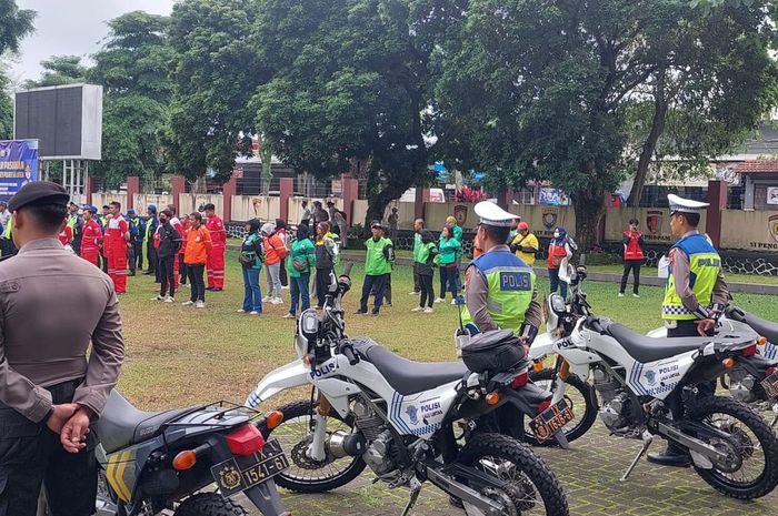 Para pengendara ojek online mengikuti apel gelar pasukan Operasi Zebra Candi 2025 di lapangan Polres Salatiga, (17/11/25)
