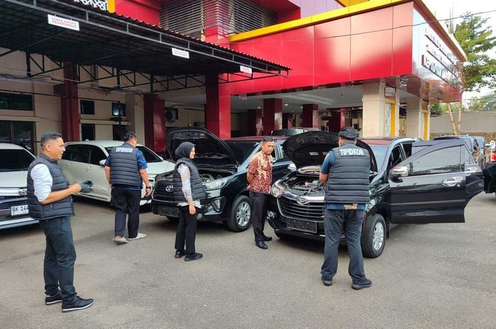 Subdit Tipidkor Ditreskrimsus Polda Bengkulu sita Toyota Kijang Innova Reborn dan Daihatsu Xenia dari bos PDAM Kota Bengkulu