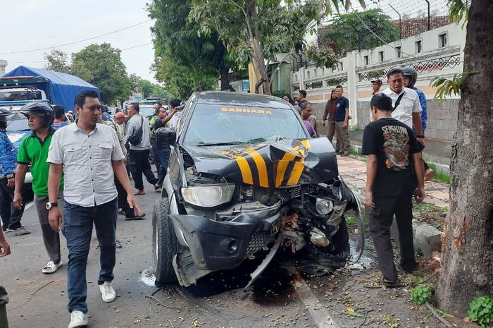 Kondisi Mitsubishi Strada Triton Polsek Arjasa Situbondo hancur lebur menabrak pohon saat dikemudikan Kapolsek Arjasa, AKP Kusmiani