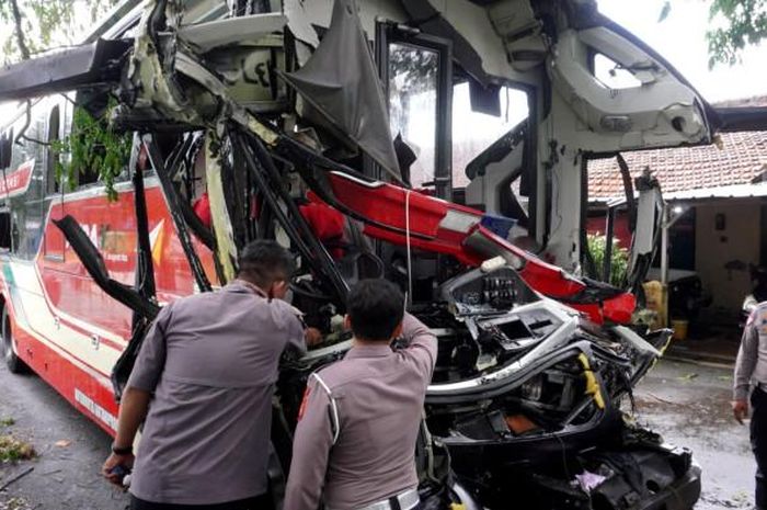 Bus PO Agra Mas yang terlibat tragedi maut di Tol Cipali diperiksa menyeluruh oleh APM Hino dan Dishub