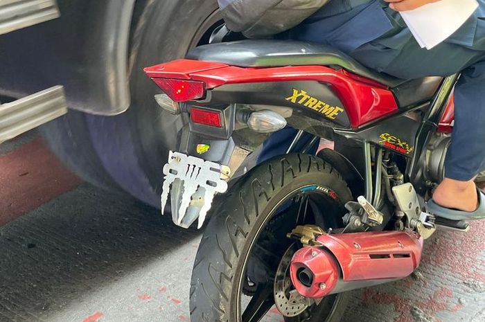 Motor tanpa pelat nomor jadi sasaran razia dalam Operasi Zebra Jaya 2025.