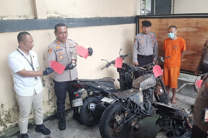 Jumpa pers kasus pembakaran tiga motor oleh pria inisial MT berusia 41 tahun karena dendam dan curiga ke tetangganya di kapanewon Gamping, Sleman, Yogyakarta