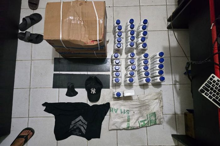 Barang bukti pencurian dua kardus berisi 48 botol oli MPX2 di gudang dealer motor Honda Nusantara Sakti di Jl Tien Soeharto, Nunukan Timur, Nunukan, Kalimantan Utara