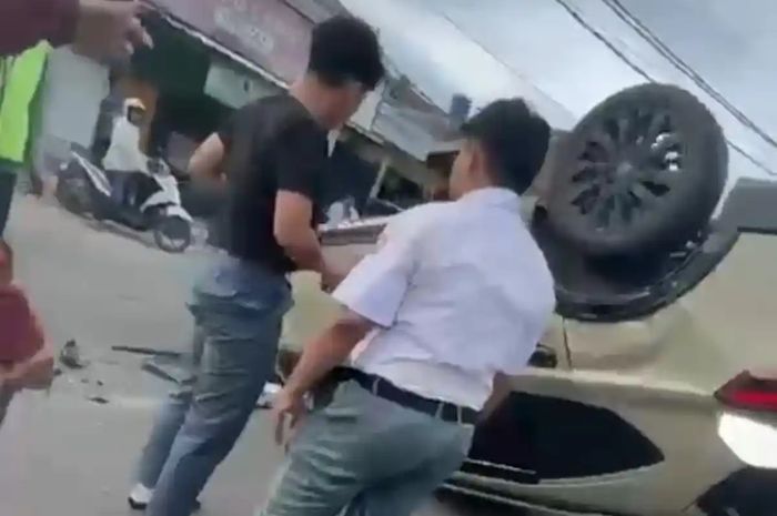 Honda BR-V berisi sepasang muda mudi terbalik di Banten. Sekolah bantah dugaan asusila