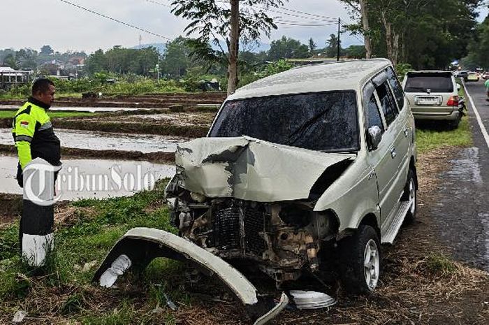 Toyota Kijang ringsek usai duel dengan sesama Kijang