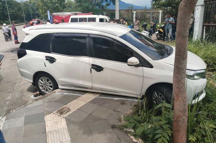 Honda Mobilio yang menabrak pengendara Honda Vario hingga tewas di Jalan Pendamping SOR GBLA Gerbang Biru, Rancanumpang, Gedebage, kota Bandung, Jawa Barat, (19/11/25)