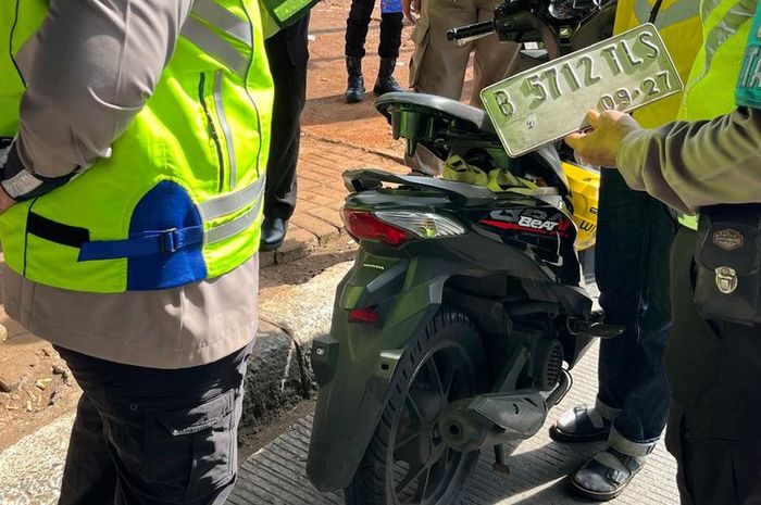Polisi hentikan pengendara motor yang tidak memasang pelat nomor saat Operasi Zebra Jaya 2025 di Jakarta Timur