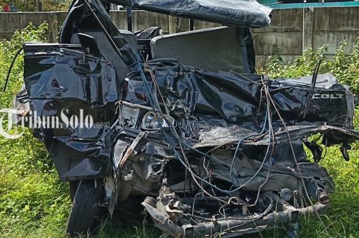 Wajah Mitsubishi L300 pikap hancur lebur usai terjang truk muat gurami di Boyolali