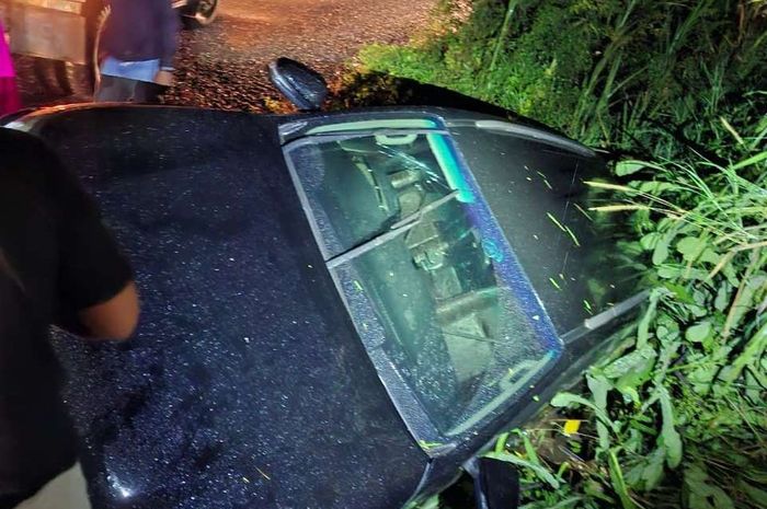 Toyota Fortuner Ketua DPRD Luwu Timur, Ober Datte yang alami kecelakaan masuk ke selokan akibat silau lampu dari mobil lain di Jalan Ahmad Yani, Towuti, Luwu Timur, Sulawesi Selatan