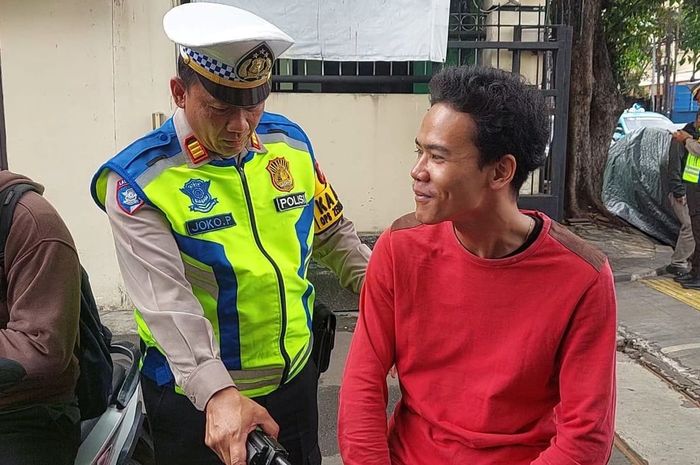 Pengendara motor yang diberi sanksi membaca Pancasila dan menyanyikan lagu Indonesia Raya saat terjaring razia Operasi Zebra Jaya 2025 di Jakarta Selatan