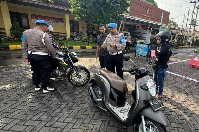 Sipropam Polres Pasuruan melakukan pemeriksaan kelengkapan berkendara anggota Polres Pasuruan, ada anggota yang ditilang, (19/11/25)