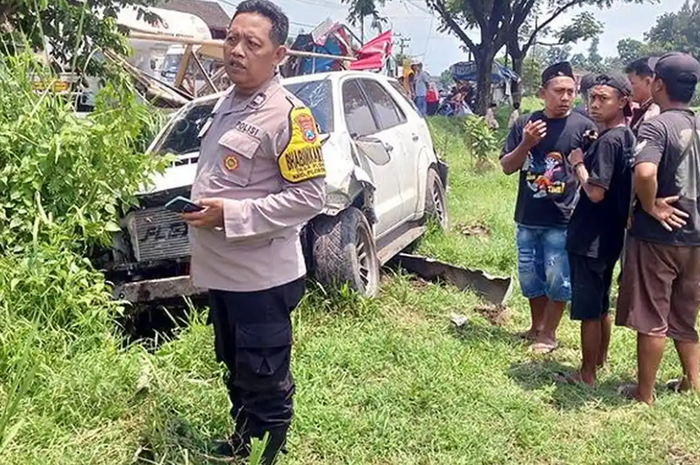 Toyota Fortuner yang menabrak gerobak pentol dan warung warga di jalan raya Pare-Wates, desa Ploso Lor, Plosoklaten, kabupaten Kediri, Jawa Timur