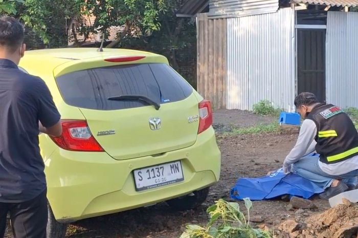 Honda Brio yang menabrak dua lansia di desa Karangsari, Ngawi, Jawa Timur, (21/11/25