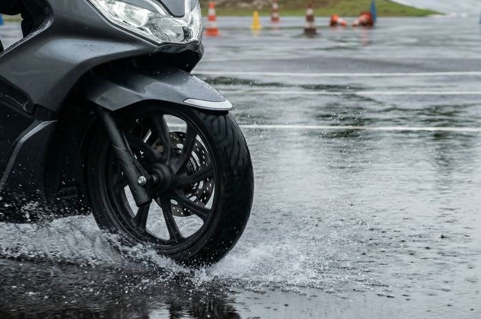 Ilustrasi berkendara di jalan basah