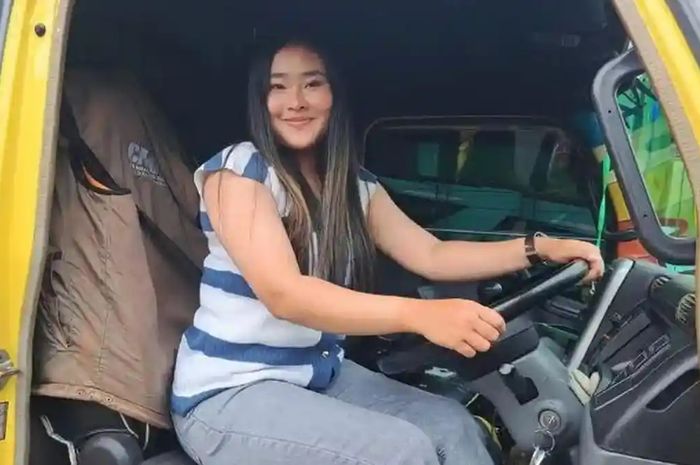 Salut, ini dia sopir truk cantik asal Banjarnegara yang tak malu nyopir meski masih muda