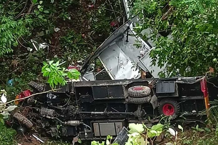 Truk Brimob terkapar di jurang sedalam 30 meter, ada yang tak beres padahal baru keluar dari dealer