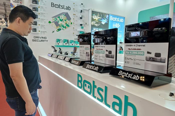 Booth merek Botslab yang menawarkan dashcam baru di GJAW 2025