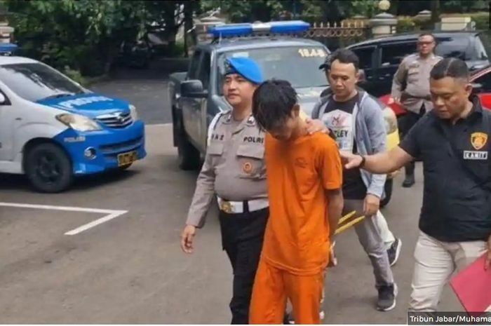 Alik (berbaju tahanan oranye) terancam penjara 15 tahun karena menegur pengendara motor berbelok tidak menyalakan lampu sein di kota Bandung, Jawa Barat